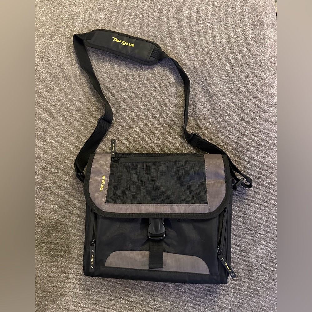 TARGUS BLACK & GREY SMALL MESSENGER BAG, CITY PERSONAL BAG, TABLET BAG